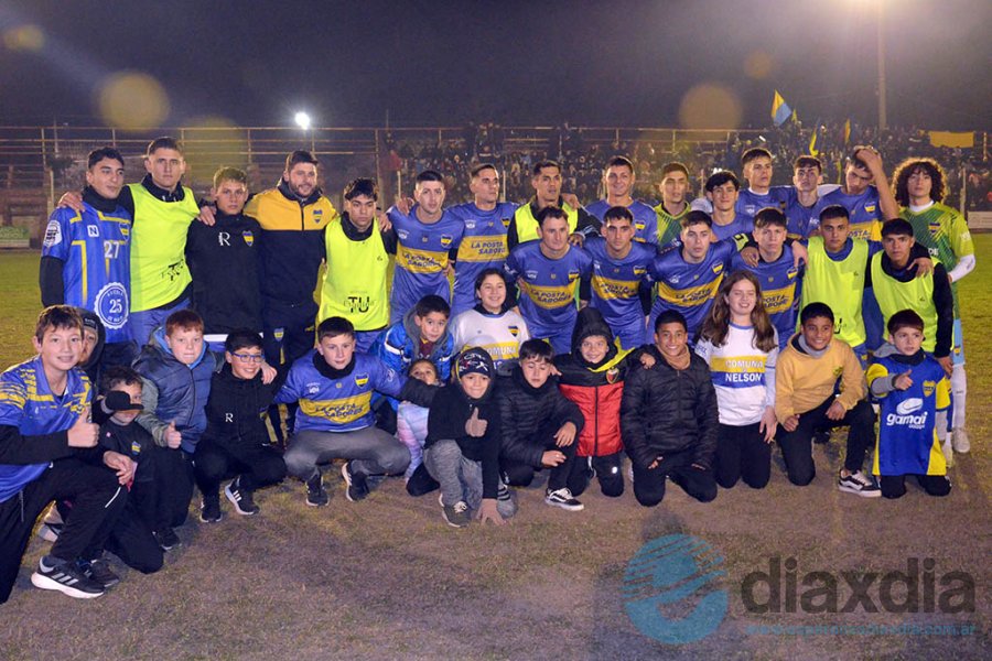 El equipo campeón antes del comienzo del juego