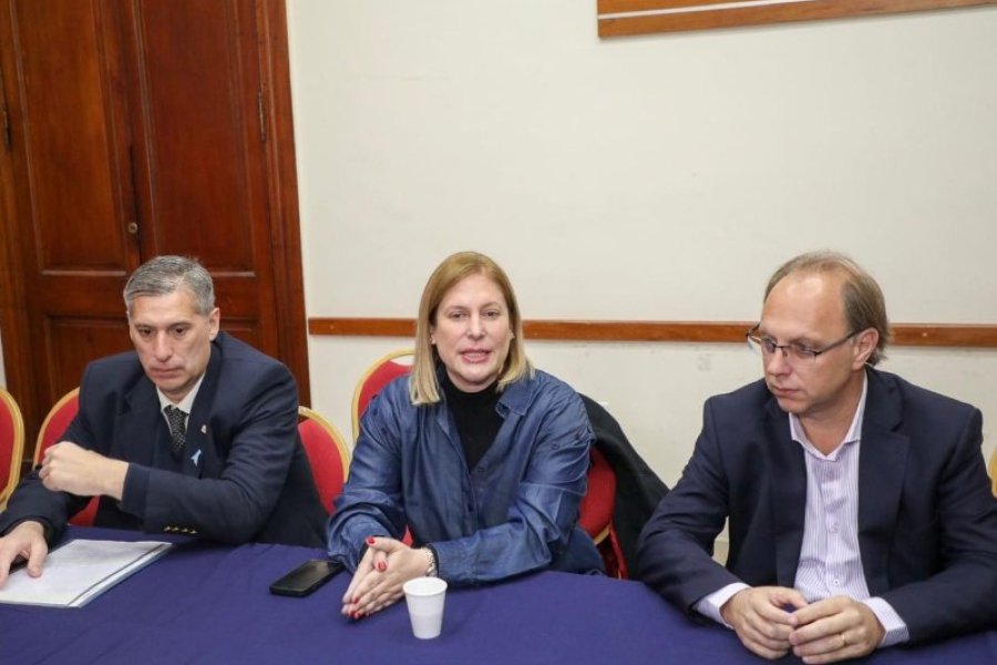 Scaglia junto a Olivares y Saglione.