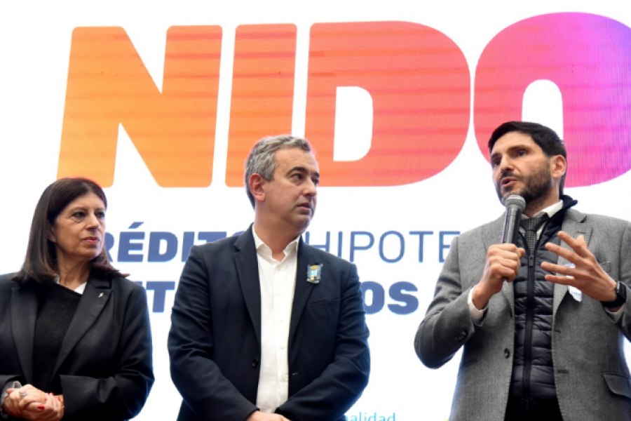 Pullaro junto a Javkin y Clara García.