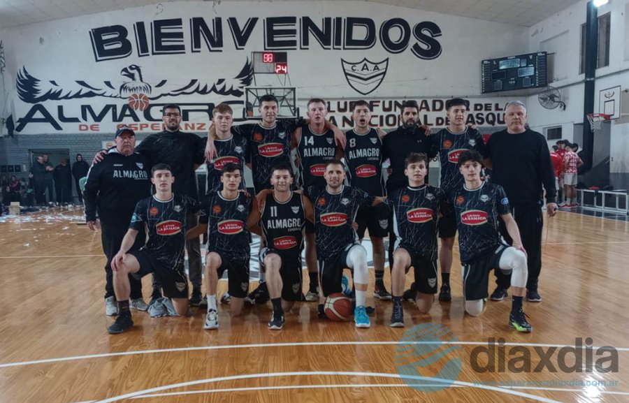 El plantel de Almagro, Campeón del Torneo Oficial ASB 2024