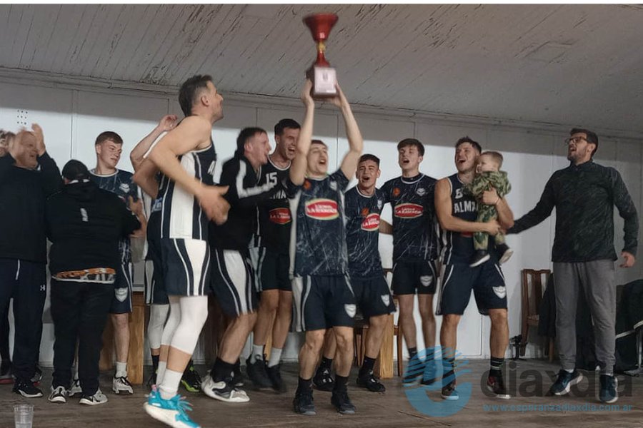 Los festejos recibiendo la Copa 2024 ASB