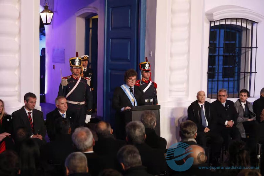 Milei frente a la Casona de la Independencia - Foto La Nación