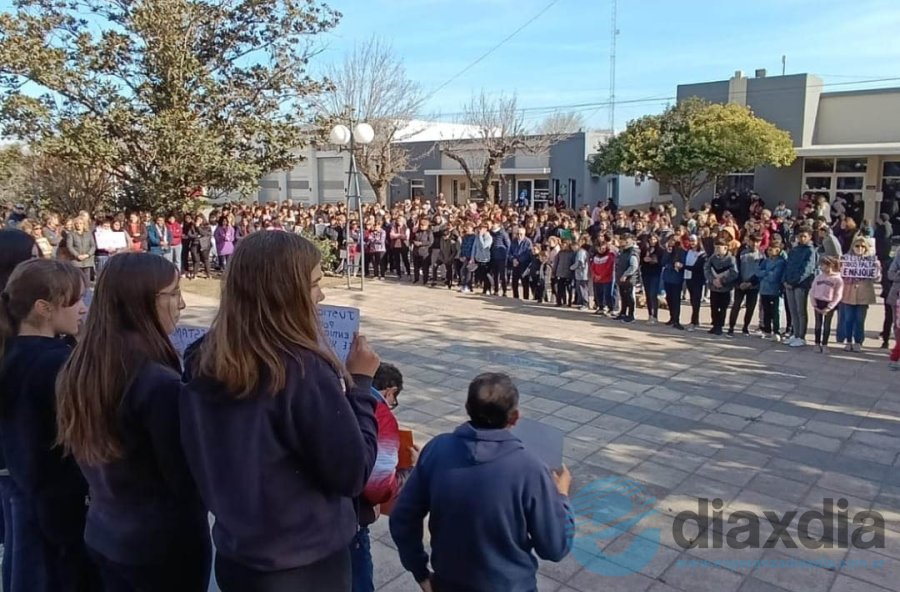 La marcha en la plaza de Santa Clara de Buena Vista - Foto Radio 8
