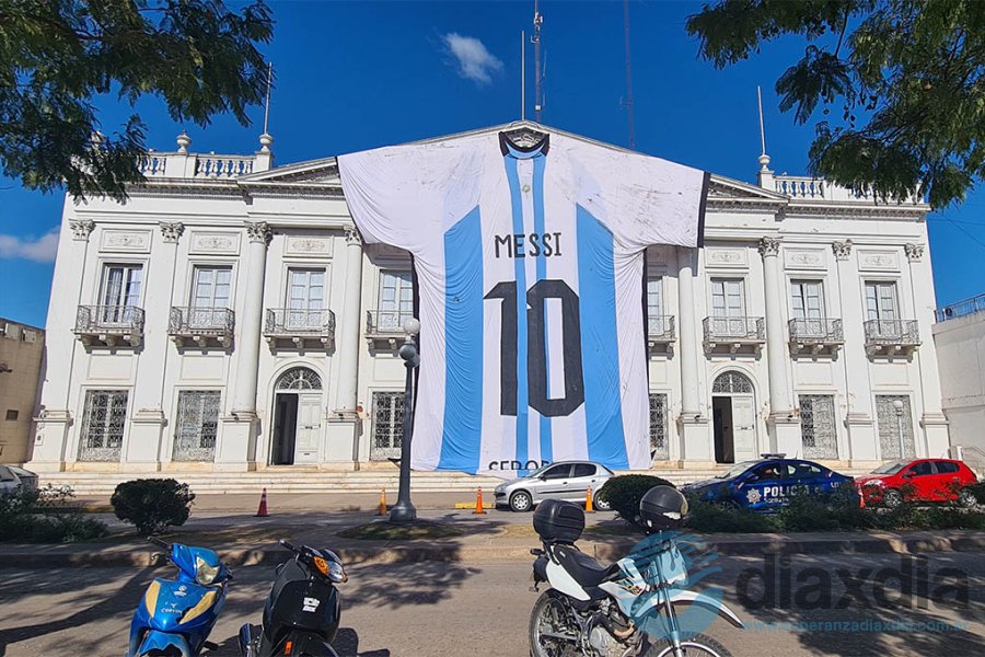 Así luce la gigante camiseta en Esperanza Así luce la gigante camiseta en Esperanza
