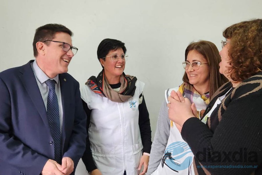 El ministro José Goity con docentes