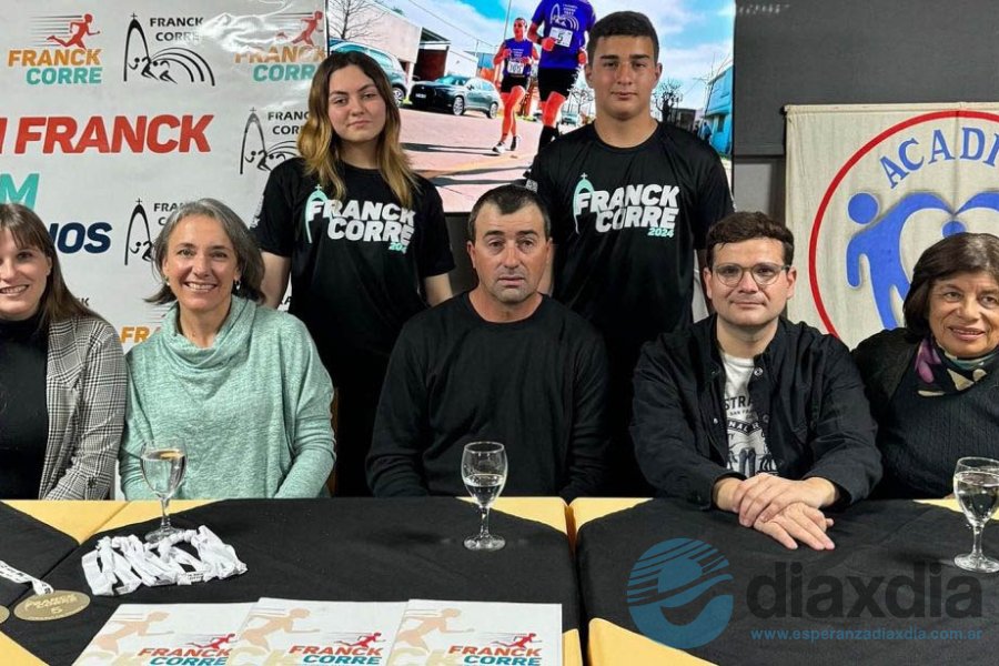 Las autoridades en el lanzamiento de la carrera