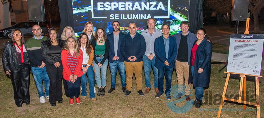 Las autoridades presentes en el acto - Foto Prensa Municipalidad Esperanza
