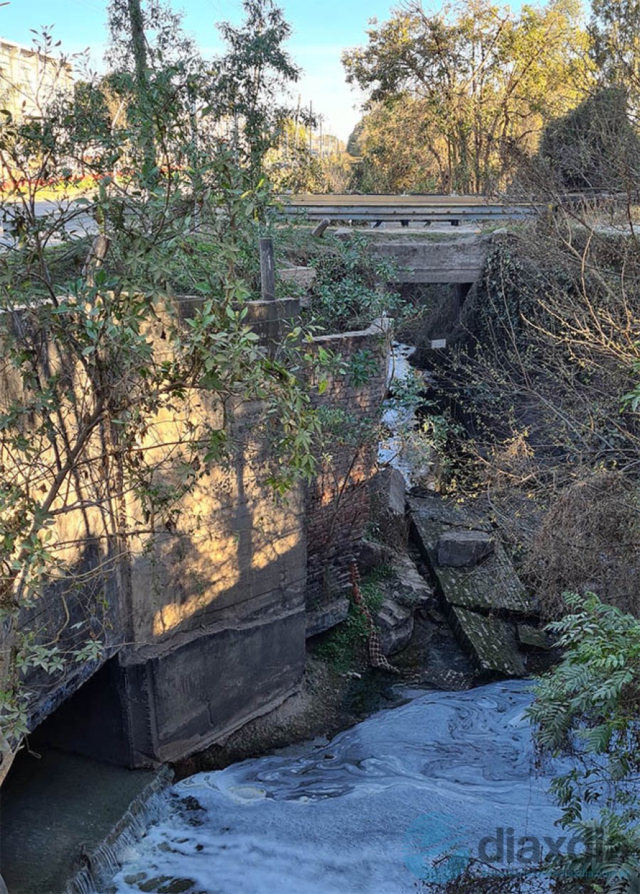 El canal, el puente y la estructura desmoronada en 1º de Mayo y Alem - Foto Edxd
