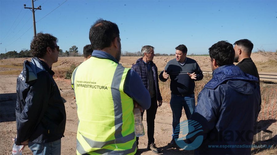 Parte de la reunión realizada este viernes en el lugar de obra