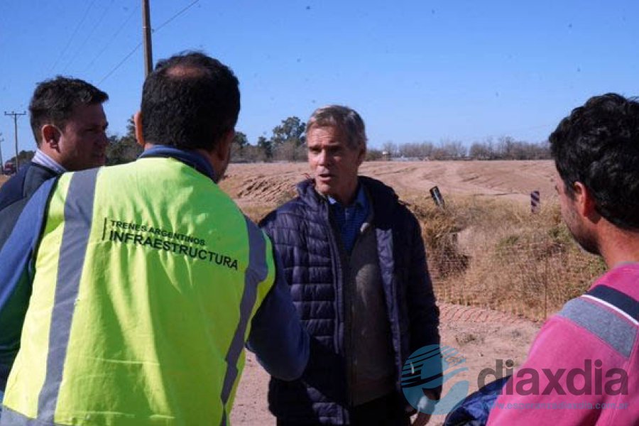 Seghezzo en diálogo con actores de la obra