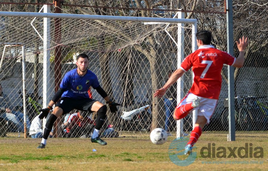 Bonomi mano a mano con el arquero repollero - Foto Edxd