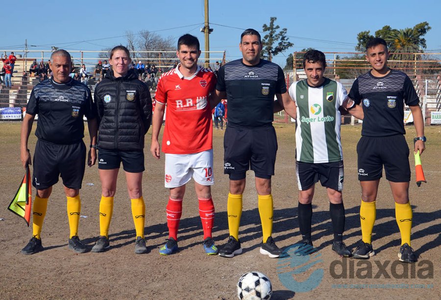 El juez Clavijo, sus colaboradores y los capitanes del clásico - Foto Edxd