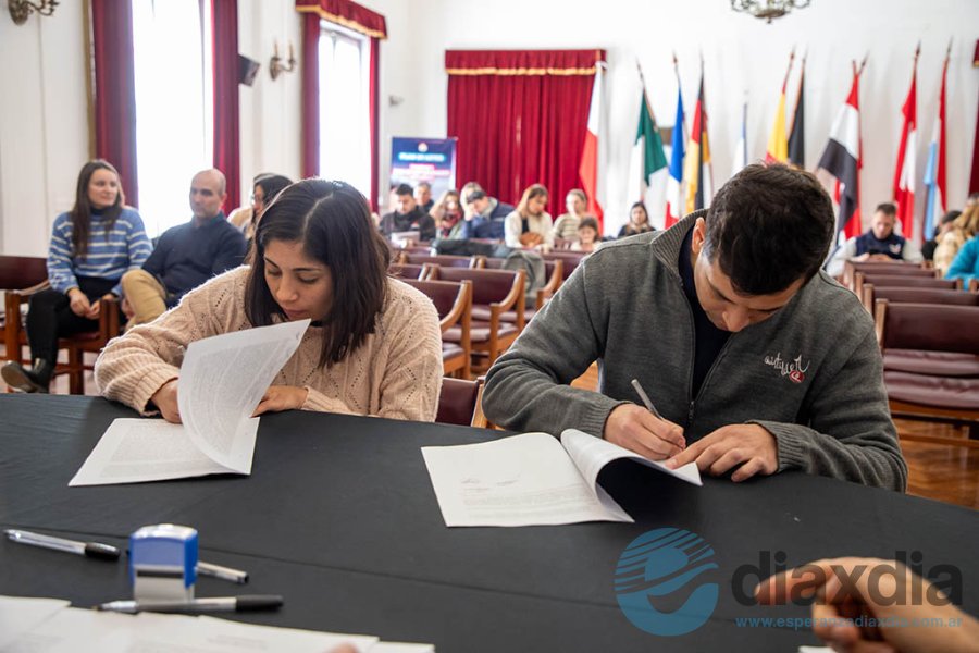 Firma de los boletos de compra de los lotes por los primeros adjudicatarios - Archivo Edxd