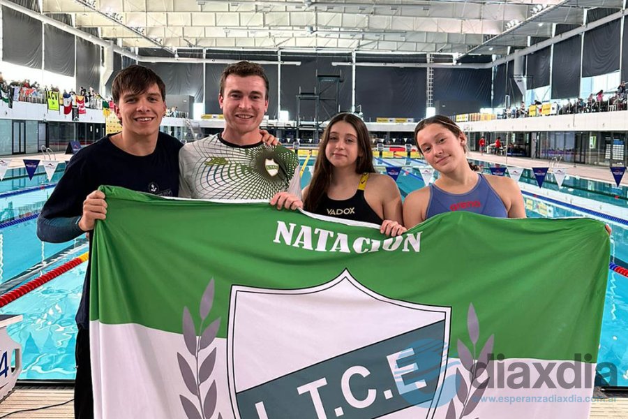 Los nadadores con el profe Oscar Colombo