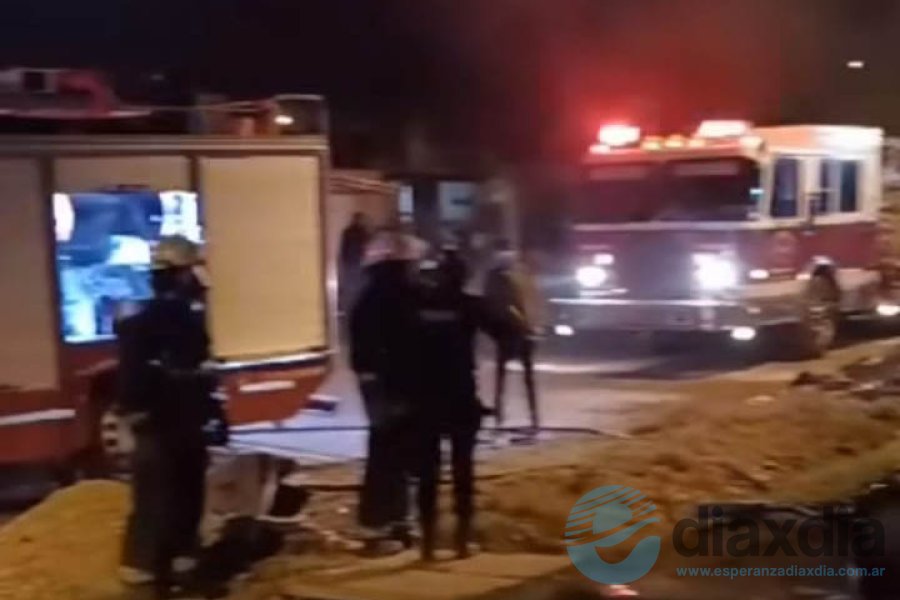 Bomberos Voluntarios en el lugar Bomberos Voluntarios en el lugar