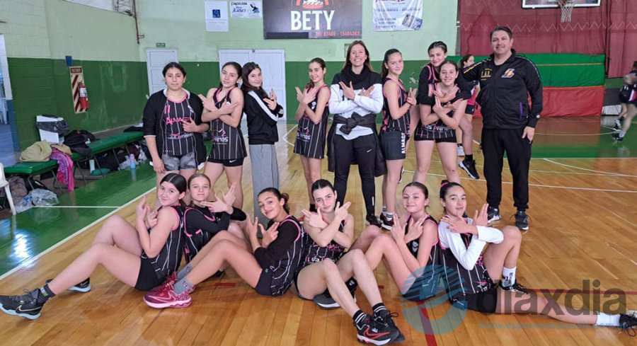 El festejo de las chicas U13 tras la victoria - Prensa Almagro