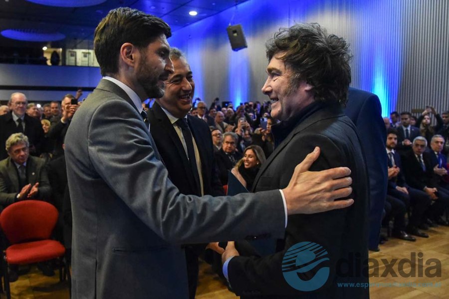 Pullaro y Javkin saludando a Milei después del discurso