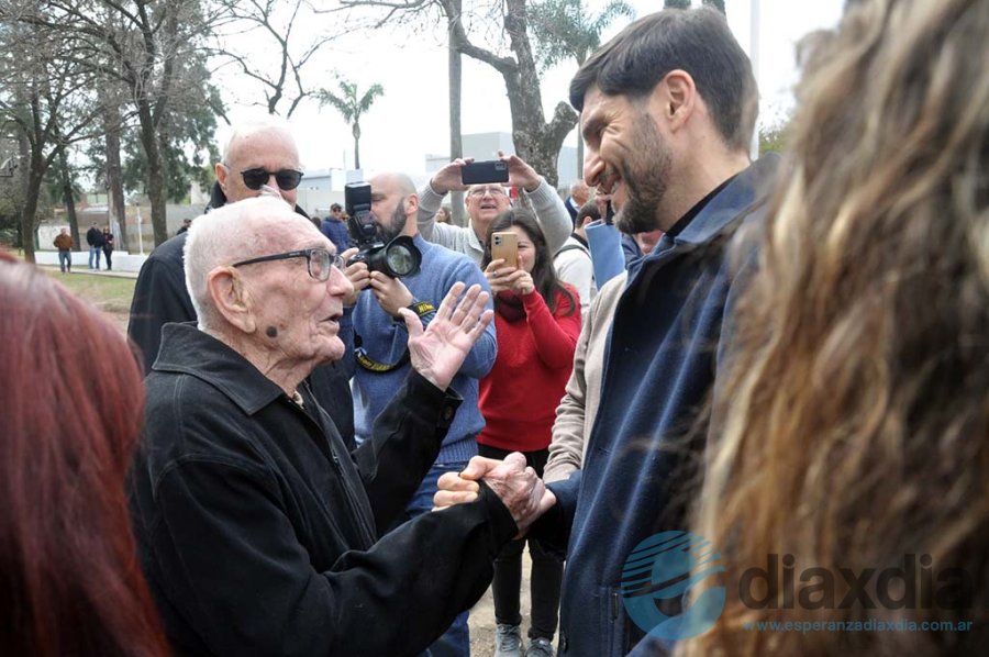 Maximiliano Pullaro saludando a Rene Megevand, inmigrante suizo de 104 años - Foto Gobernacion
