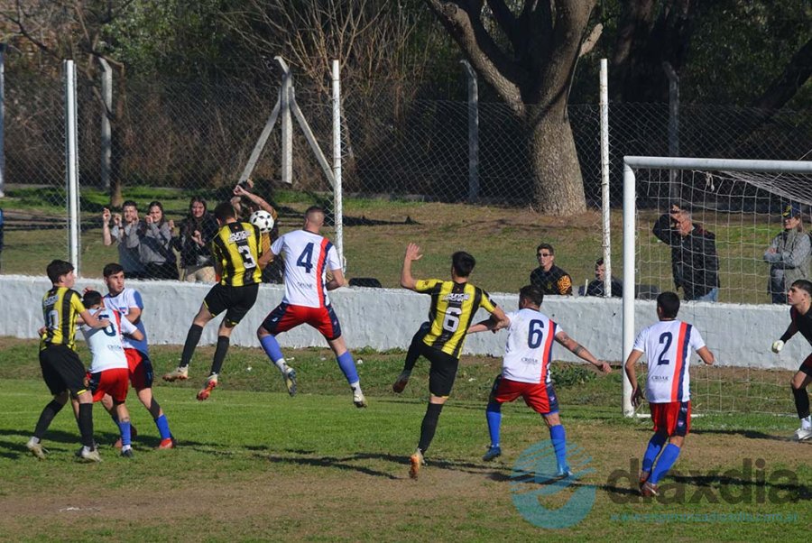 El cabezazo tras un corner y el primer gol de Atlético Pilar - Foto Edxd