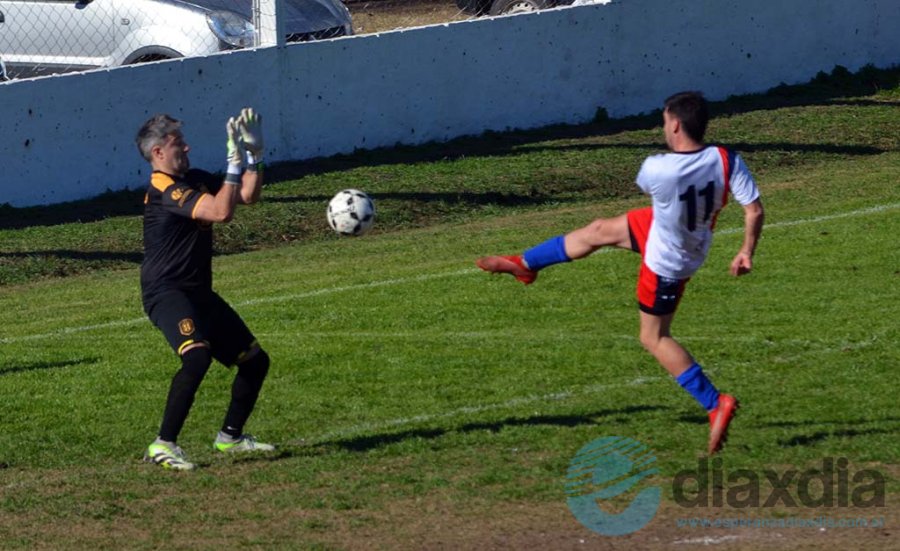 Mano a mano para el delantero del Defe que no pudo estar fino en la definición - Foto Edxd