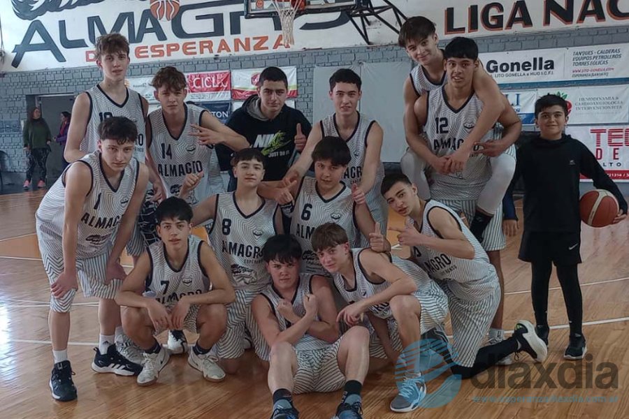 Festejo del equipo U15 de Almagro