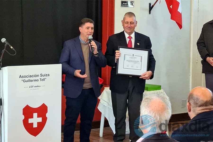 El senador provincial al momento del saludo El senador provincial al momento del saludo