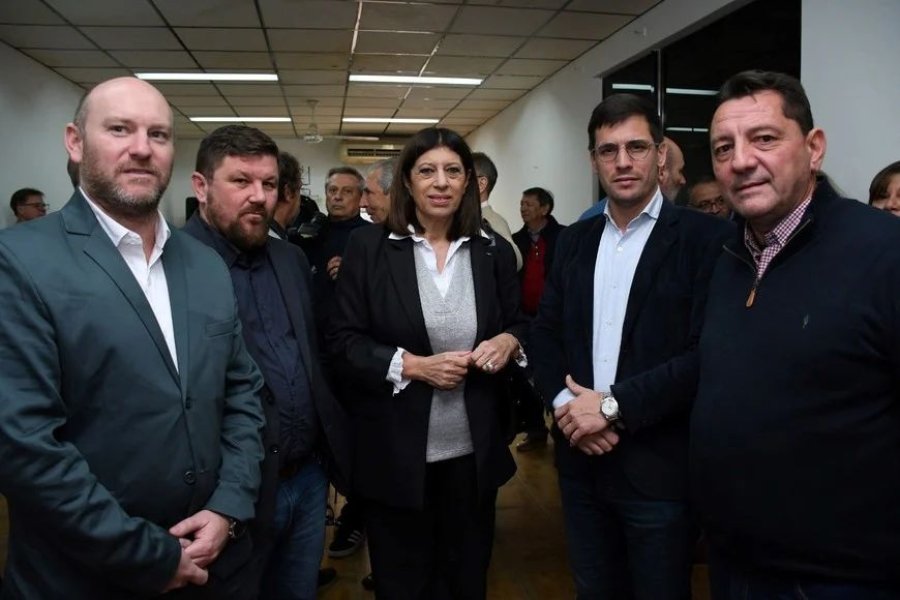 Clara García y Leandro Aglieri entre los presentes en el reclamo en Sunchales. (Foto: El Litoral)