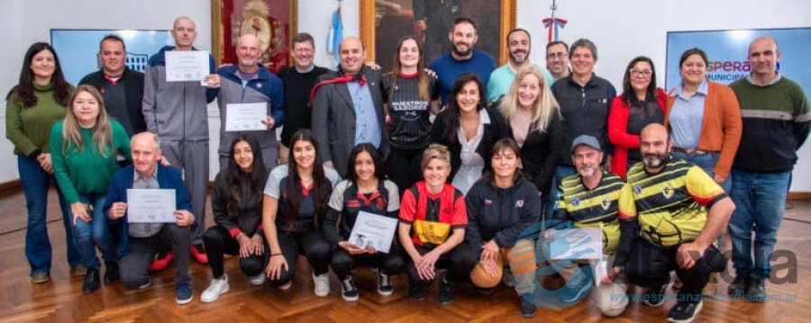 Todos los deportistas destacados junto a las autoridades locales - Foto Prensa Municipalidad de Esperanza