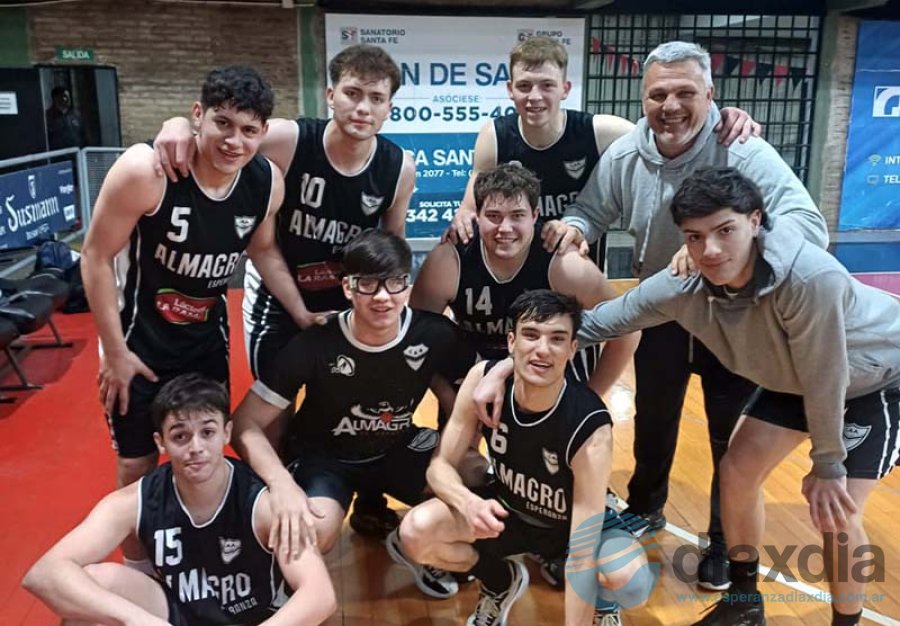 El festejo de los U21 anoche en Santo Tomé - Foto Prensa Almagro