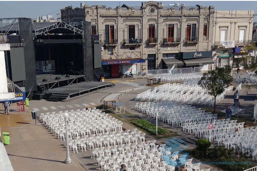 El escenario y el despliegue de sillas para hoy