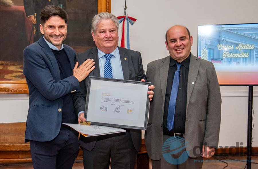 El intendente mandato cumplido Carlos Fascendini recibió la distinción del intendente Rodrigo Müller y el gobernador Maximiliano Pullaro - Foto Prensa Municipalidad