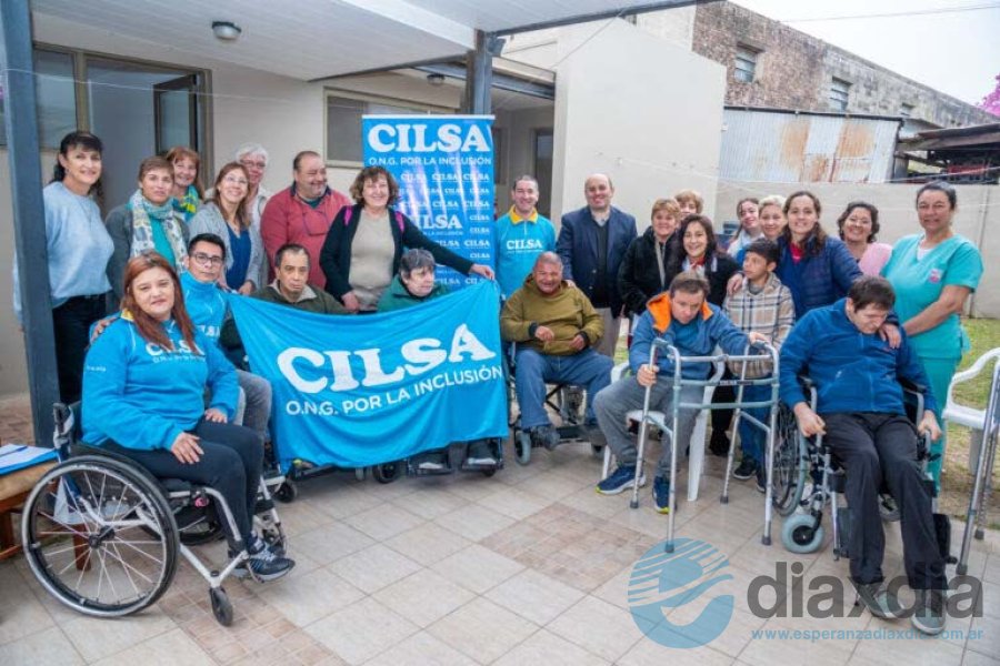 Los participantes del acto de entrega Los participantes del acto de entrega