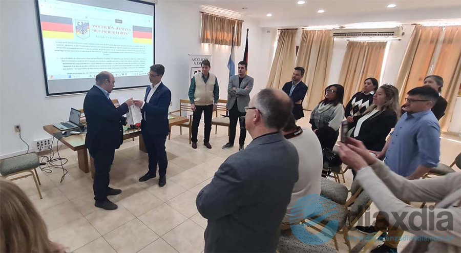 El intendente entregó productos locales al diplomático alemán - Foto Edxd