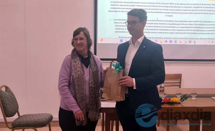 María Elena Engler, presidenta de la Asociación Alemana y Markus Sasse - Foto Edxd