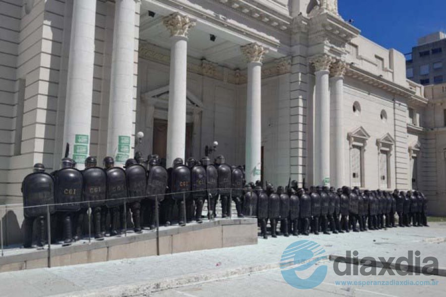 La Legislatura con la policía tras los incidentes La Legislatura con la policía tras los incidentes