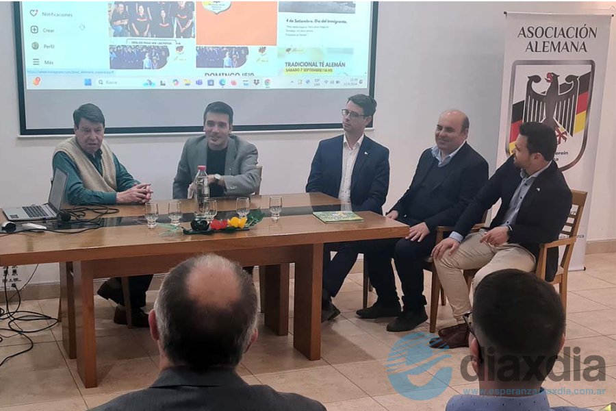 Autoridades en la presentación de la web