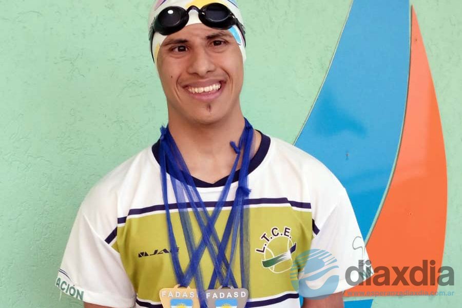 Facundo luciendo sus logros