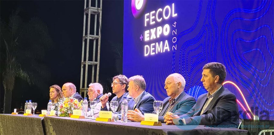 Las autoridades en la apertura de la muestra - Foto Edxd