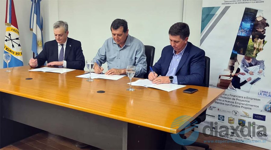 El momento de la rúbrica entre De Palma, Mathey y Pirola - Foto Edxd