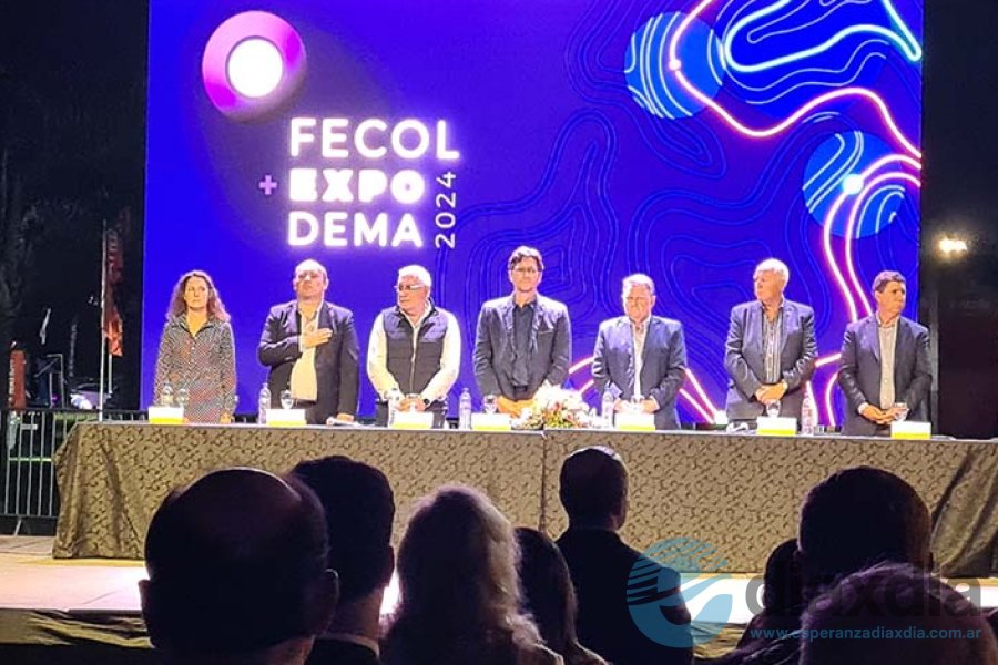 Autoridades en la apertura de la muestra