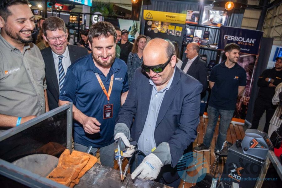 El intendente en uno de los stands El intendente en uno de los stands