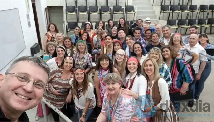 El director José Rudolf y las voces del coro // Foto @jose_rudolf