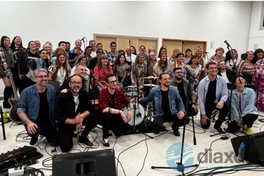 Todos juntos: coreutas, músicos e invitados