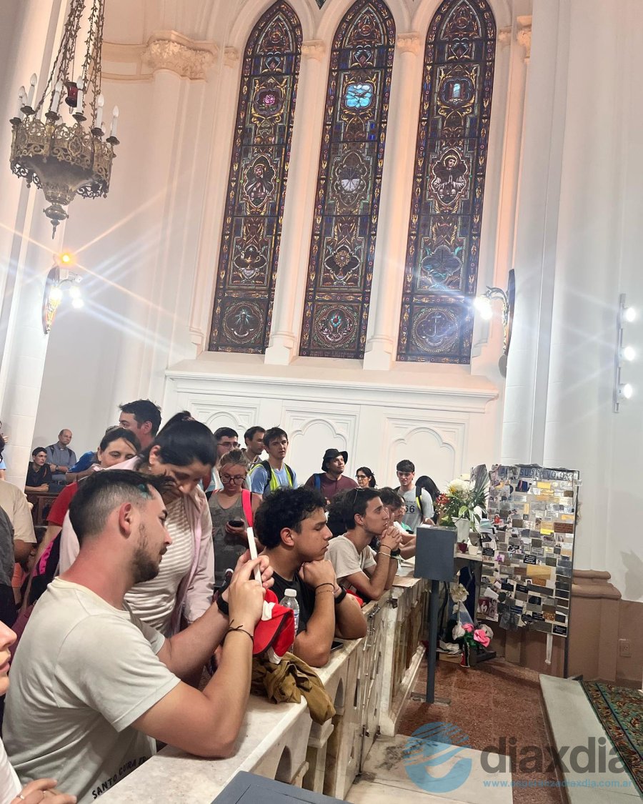 Los jóvenes orando junto a la Virgen de Guadalupe // Foto Padre César Zingerling