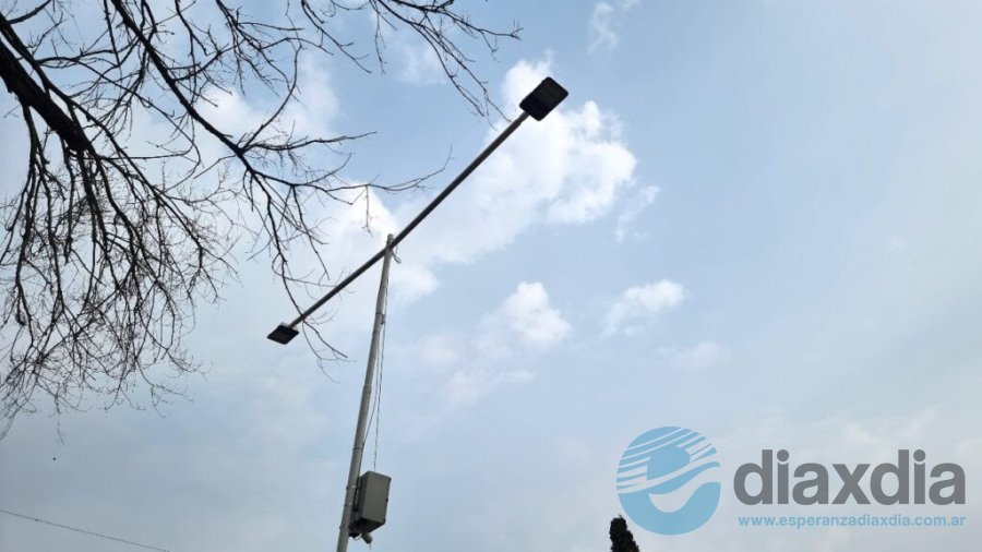 Las nuevas luces ubicadas en el ingreso al Cementerio Municipal - Foto Prensa Municipalidad de Esperanza