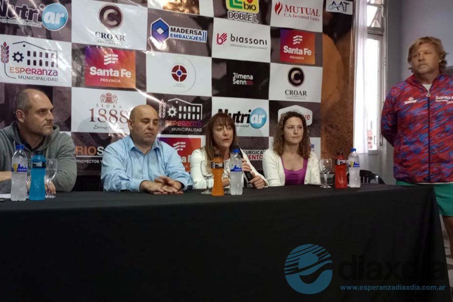 Las autoridades en el lanzamiento de la Copa