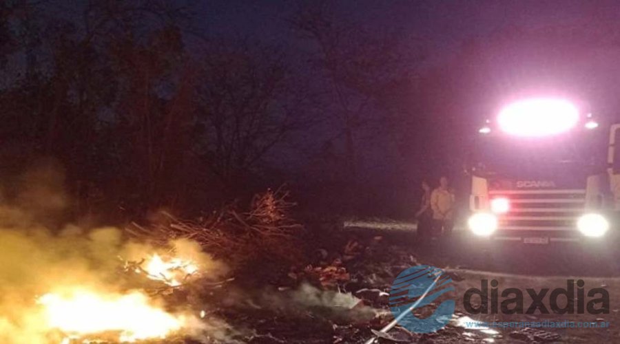 Incendio de un microbasural en la noche del sábado - Foto Bomberos