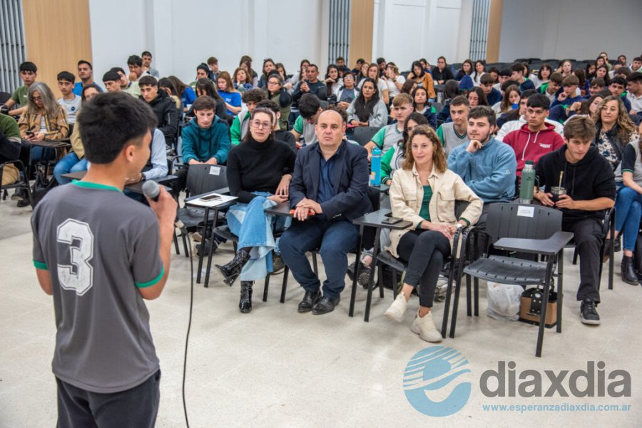 <b>Charla de Tomás Machuca con estudiantes en el Campus FAVE - Prensa Municipalidad de Esperanza</b>