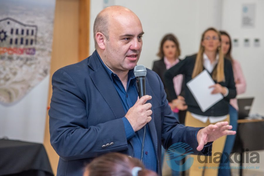 Rodrigo Müller en sus palabras a los estudiantes - Prensa Municipalidad de Esperanza