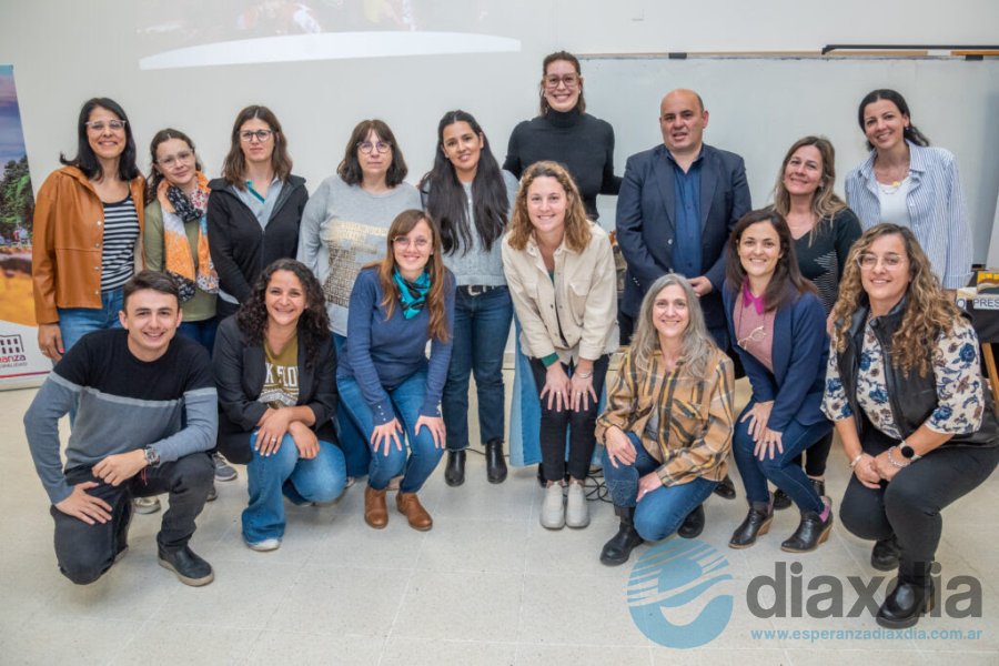 Docentes y autoridades en el Programa Nuestra Identidad - Prensa Municipalidad de Esperanza